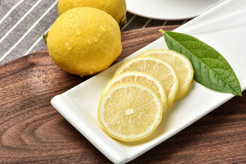 柠檬皮可以泡水喝吗，有哪些好处和注意事项