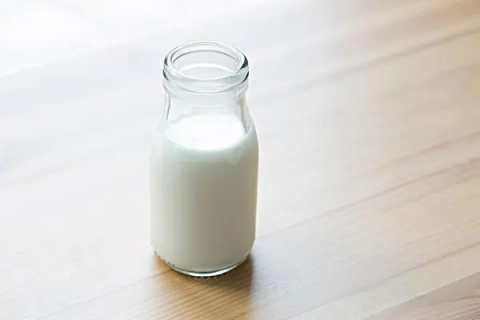 放冰箱鲜牛奶可以热吗，影响营养吗