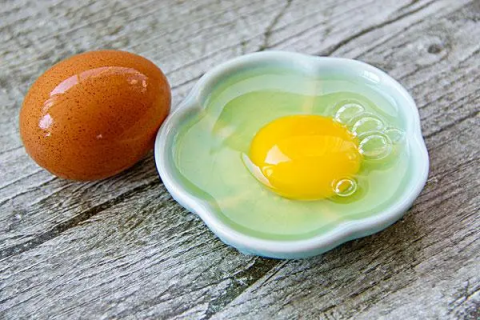 鸡蛋蛋黄容易散，如何判断鸡蛋是否新鲜